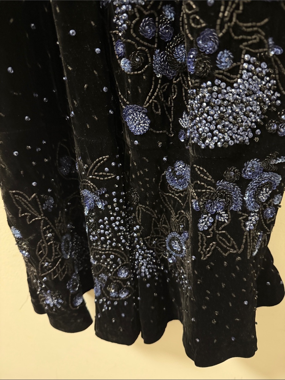Elie Tahari Black Velvet Embellished Halter Top with Peplum Hem. Size Large. - Picture 4 of 10